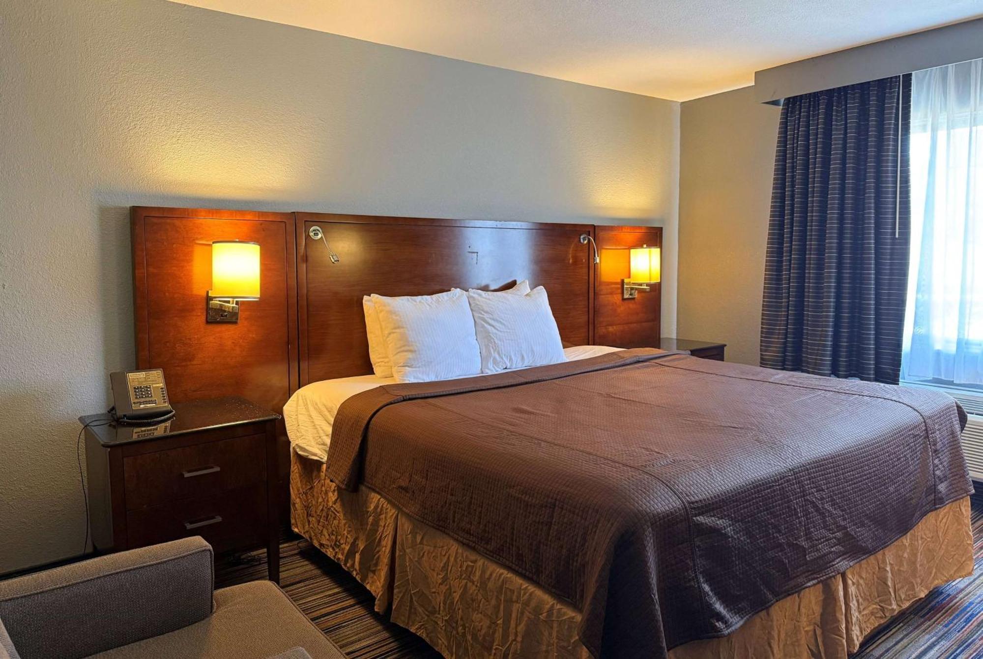 Travelodge By Wyndham Bloomington Exterior photo