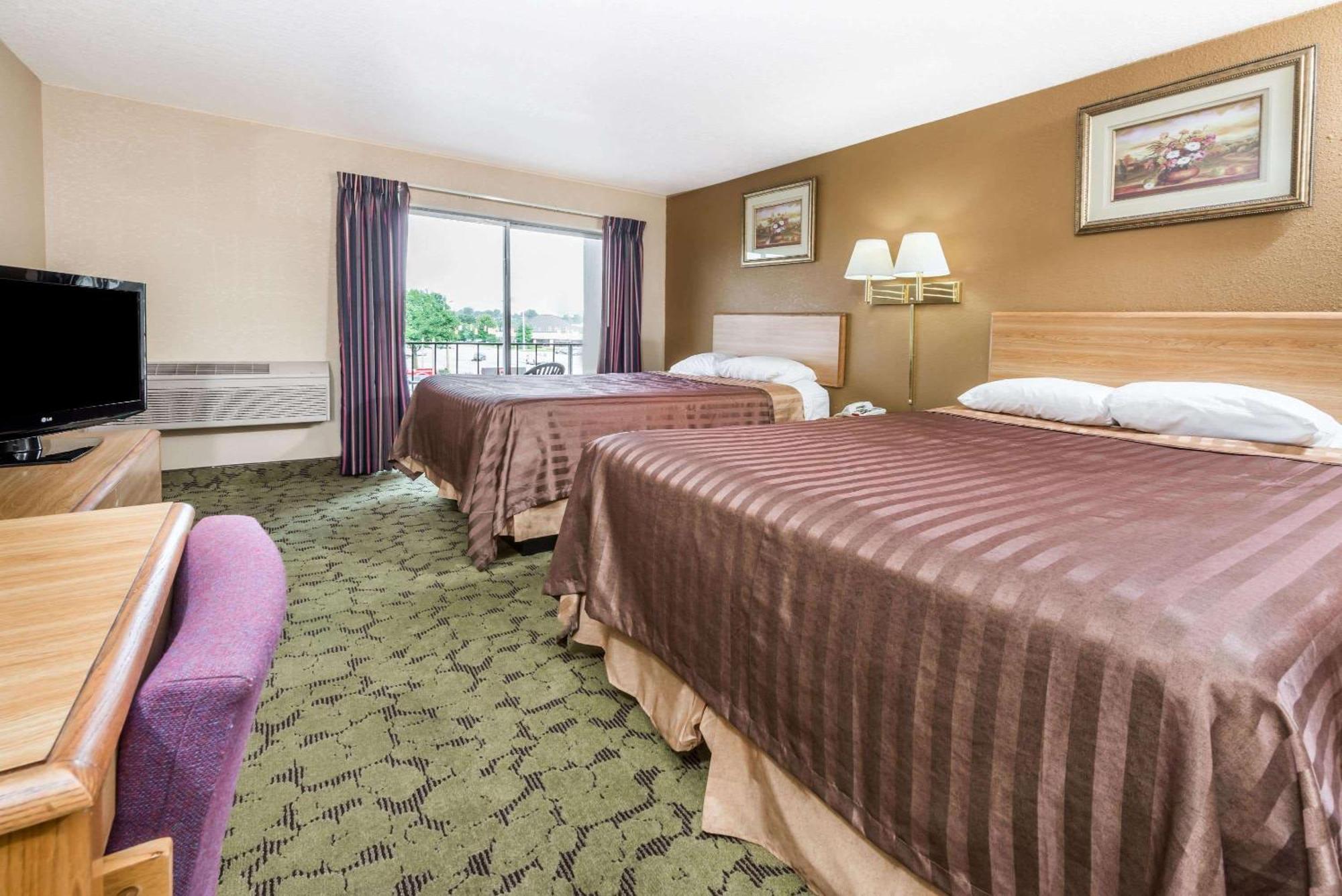 Travelodge By Wyndham Bloomington Exterior photo